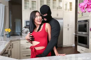 Đi học thêm, nhóm nam sinh thay nhau cưỡng hiếp nữ giáo viên