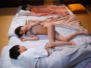 Bố má đi vắng, em kế ở nhà rủ anh trai chơi trò giả làm vợ yêu chồng