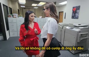 Gã chồng ngủ say, người vợ mò lên gác mút cây hàng con trai chồng
