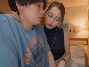 Gã chồng nấp dưới gầm giường nghe tiếng cô vợ... rên với thằng khác